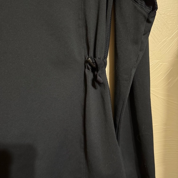 Fabletics Women’s Black Active Top w/Cinch Ties & Mesh Back, Arms and Shoulders - Picture 3 of 4